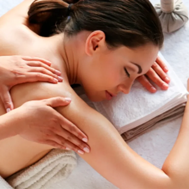 Lee más sobre el artículo Masajes relajantes con aromaterapia: cómo potencian sus efectos para tu bienestar